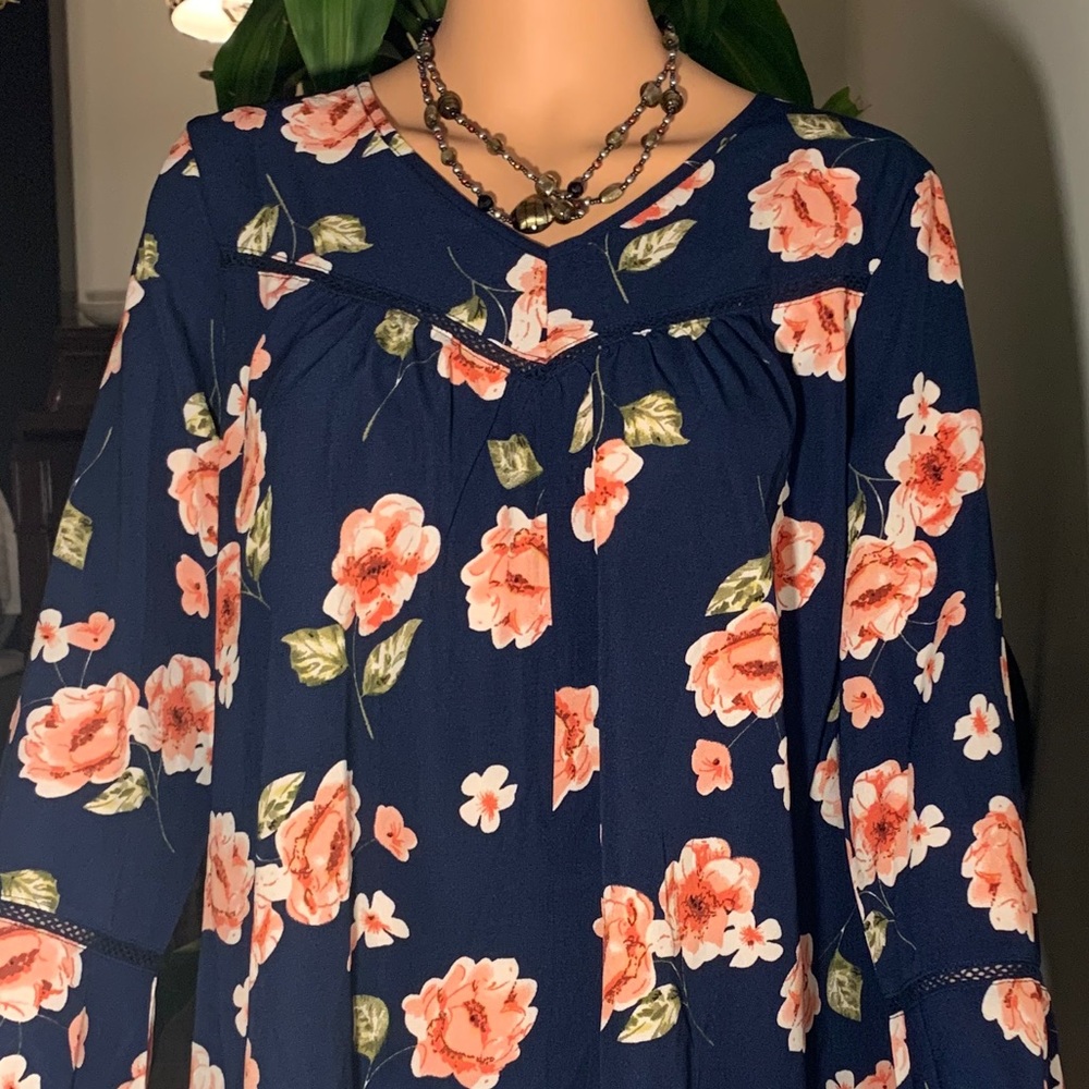 NWT SUZANNE BETRO Medium Floral Blouse